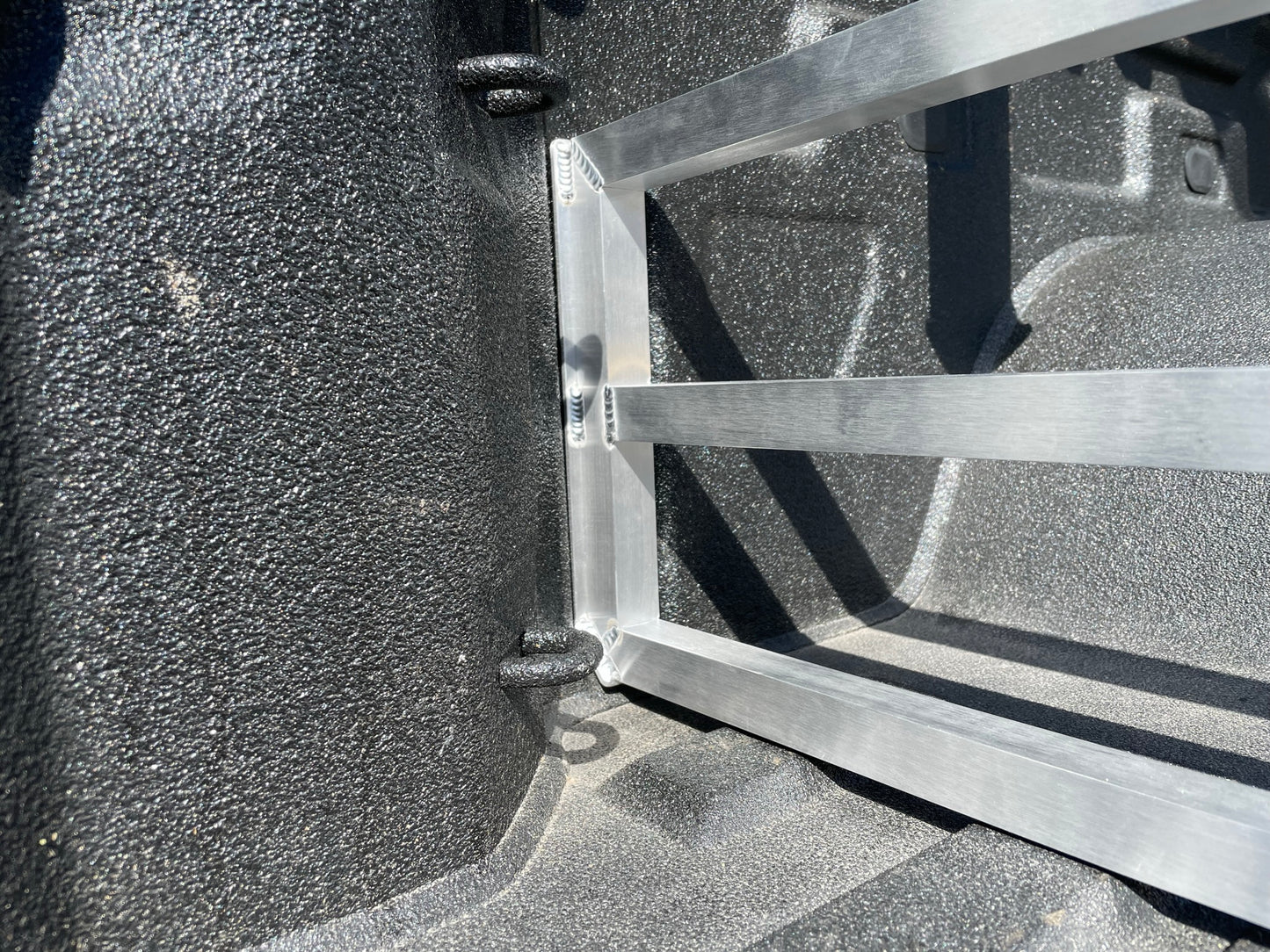 TRUCK BED DIVIDER GM SIERRA / SILVERADO 2020-2022