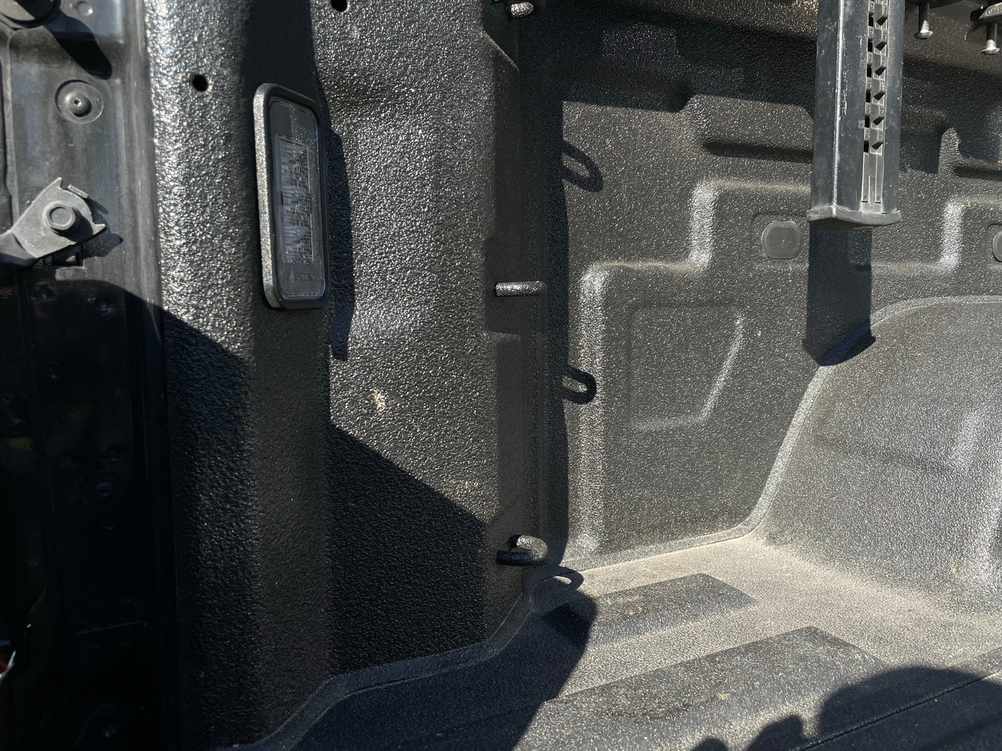 TRUCK BED DIVIDER GM SIERRA / SILVERADO 2020-2022